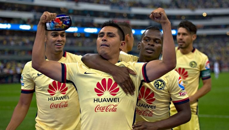 Osvaldo Martínez festeja gol con América