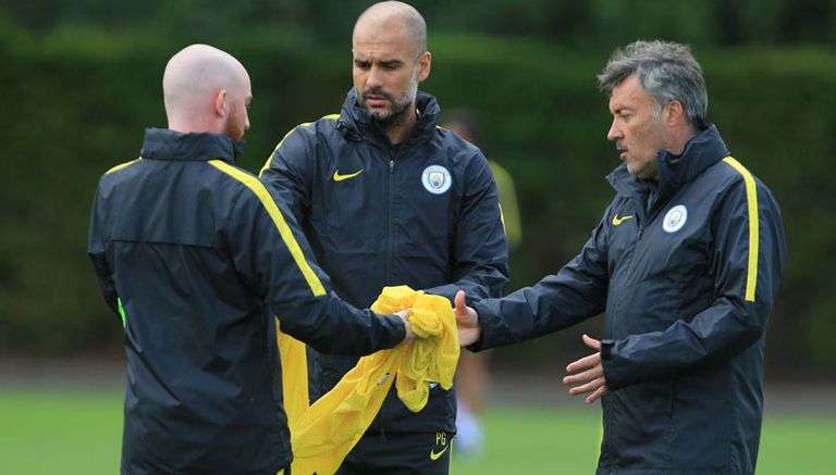 Guardiola dirige un entrenamiento del Manchester City