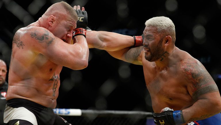 Mark Hunt lanza un golpe a Lesnar en UFC 200