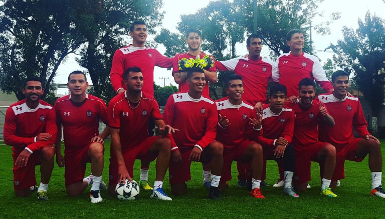 Jugadores del Toluca posan en una foto