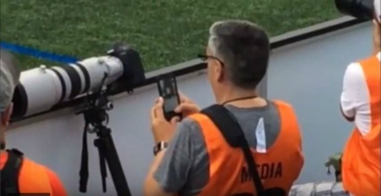 El fotógrafo jugando Pokémon Go en pleno encuentro 