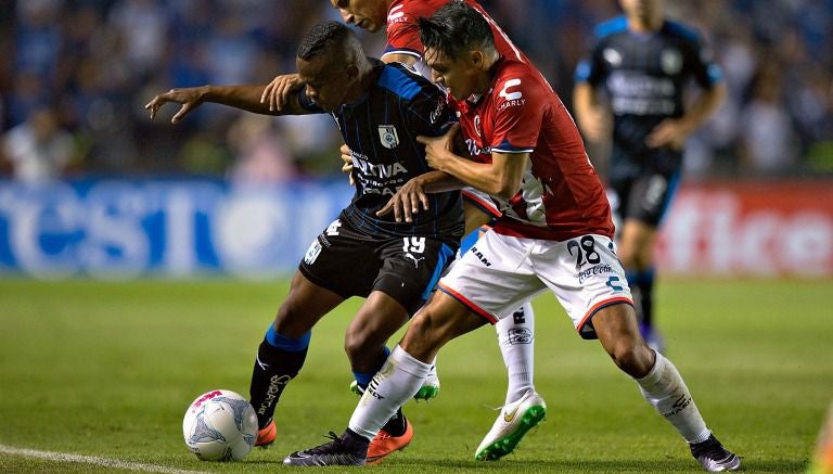 Yerson Candelo y Jesús Paganoni, durante en juego entre Gallos y Tiburones en el C2016