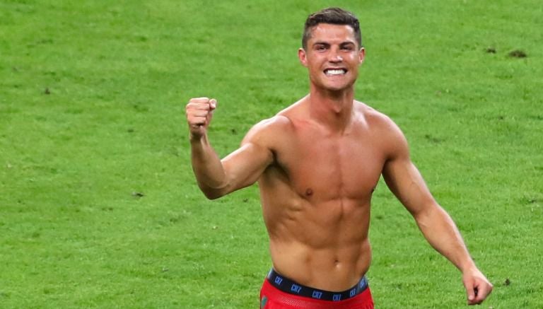 Cristiano Ronaldo festeja la victoria de Portugal en la Eurocopa 2016