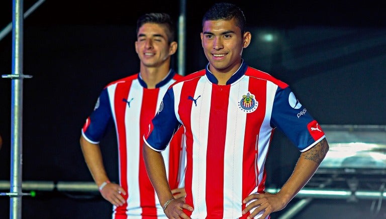 Orbelín Pineda posa con la nueva camiseta de Chivas