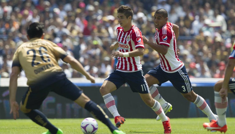 Brizuela conduce el balón en juego contra Pumas