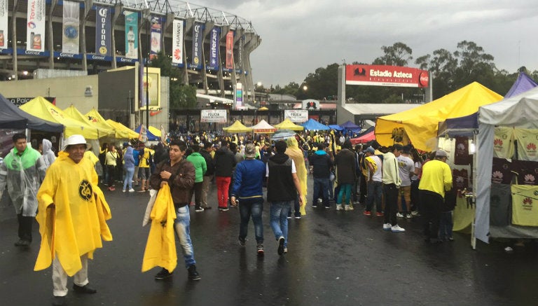 Afición de América, en las inmediaciones del Estadio Azteca