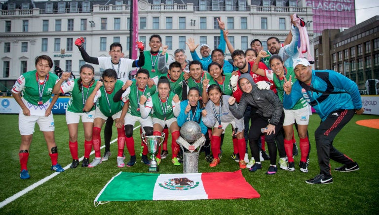 Los seleccionados de México festejan por el título