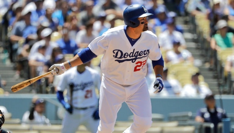 Adrián González batea en un partido de los Dodgers