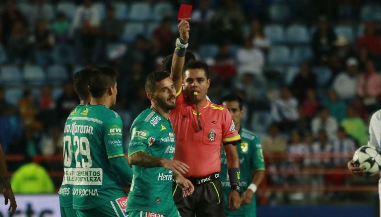 Cuevas siendo expulsado durante el partido de la Fiera frente a Pachuca