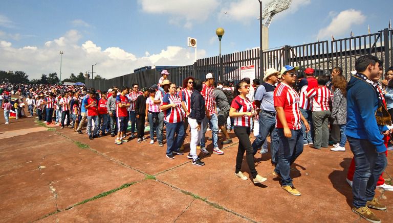 Aficionados de Chivas tratando de ingresar al Olímpico Universitario