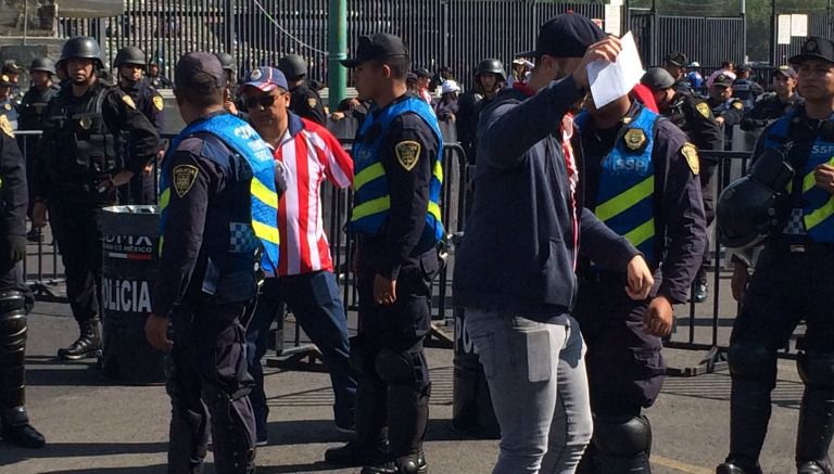 Policías revisan a aficionados en las inmediaciones de CU