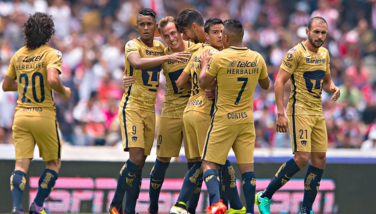 Jugadores de Pumas festejan anotación contra Chivas