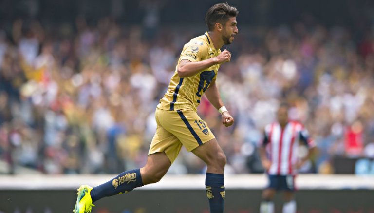 Eduardo Herrera festeja un gol de Pumas