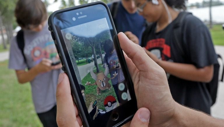 Varios jóvenes se enajenan al jugar Pokémon Go 