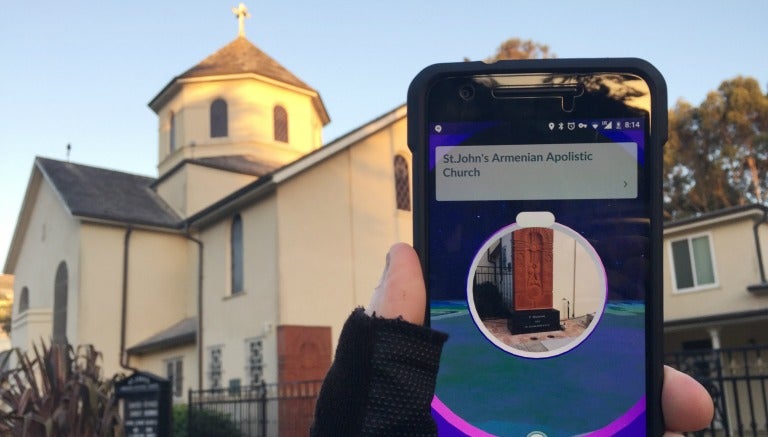 Un usuario visita una iglesia con Pokémon GO