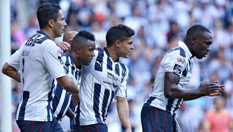 Jugadores de Monterrey festejan un gol contra Puebla