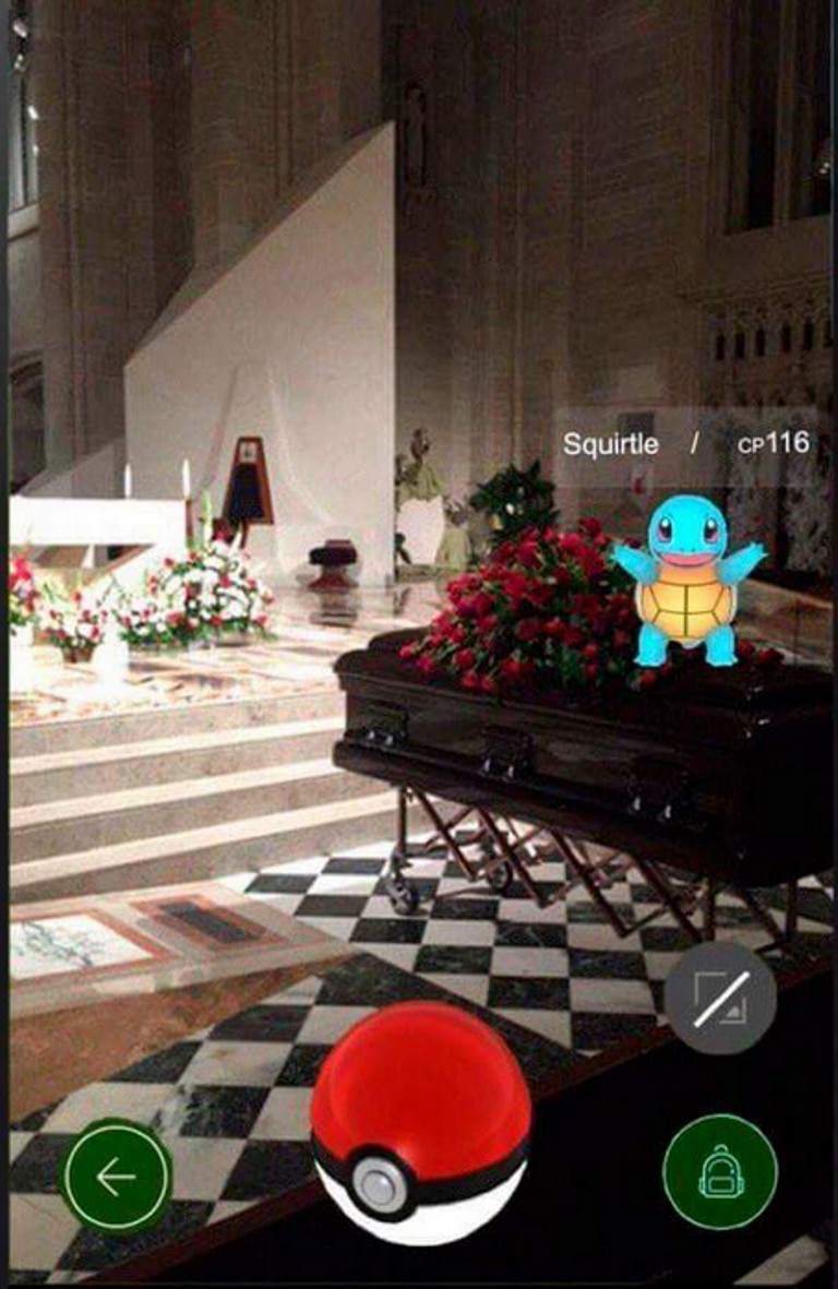 Squirtle decidió aparecerse durante un funeral