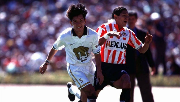 Israel López durante el partido contra Chivas