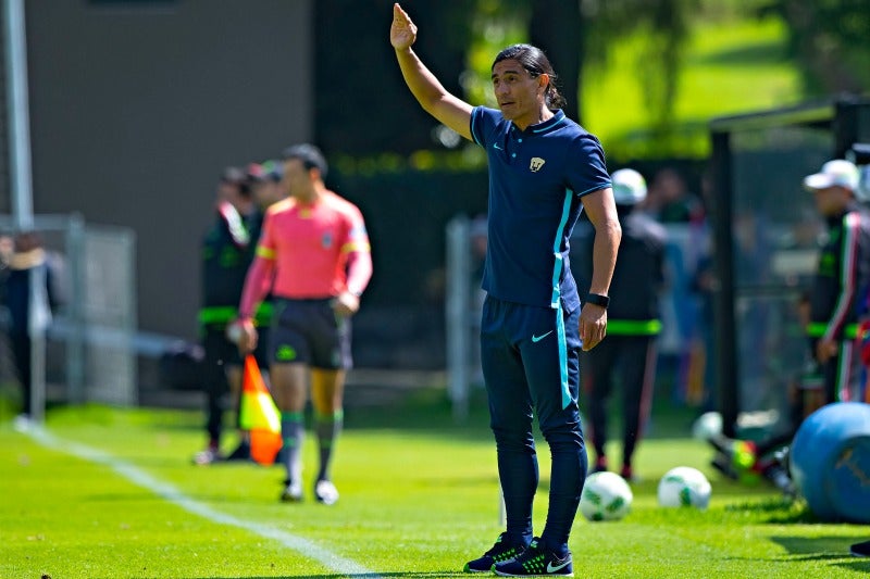 Francisco Palencia dando indicaciones en un partido de pretemporada