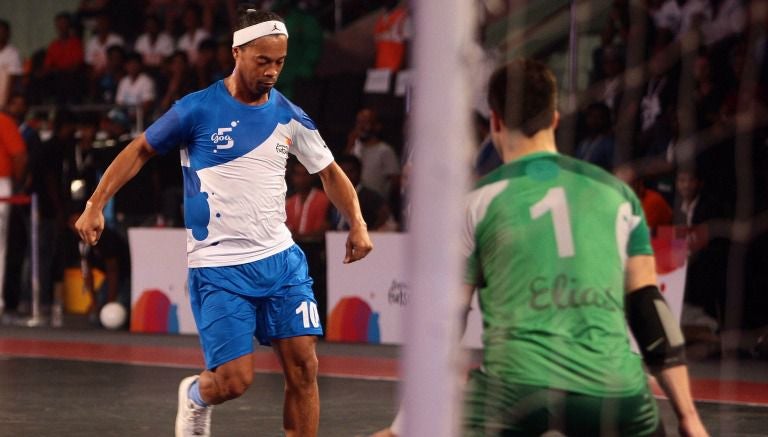 Ronaldinho, durante su partido en el futbol sala de la India