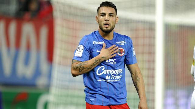 Andy Delort disputa un partido con el Caen