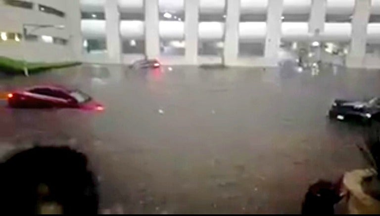 Autos flotando en el estacionamiento de un edificio ubicado en Santa Fe