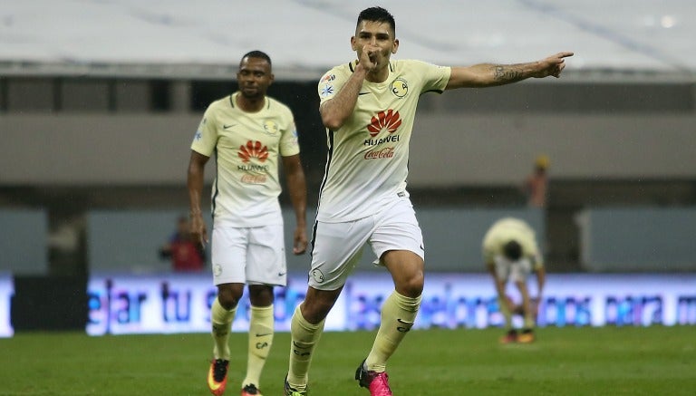 Silvio Romero celebra su gol frente a Chiapas