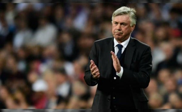 Carlo Ancelotti dirigiendo un partido