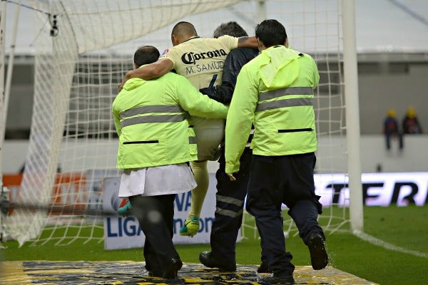 Samudio salió de la cancha cargado por paramédicos