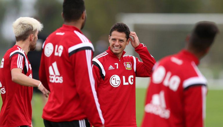 Chicharito, durante un entrenamiento del Bayer Leverkusen