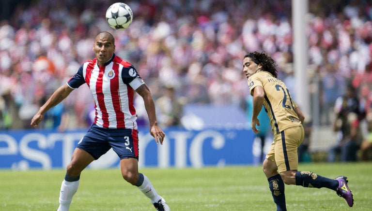 Carlos Salcido busca controlar el balón en juego contra Pumas 