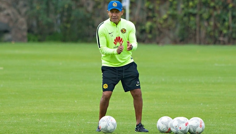 Ignacio Ambriz llevando el entrenamiento de las Águilas