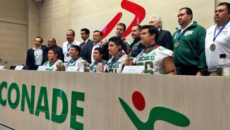 Parte de los seleccionados Sub 19 que ganaron el bronce en el Mundial de China posan para la foto