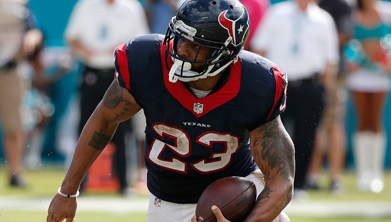 Arian Foster ejecuta un acarreo con los Texanos