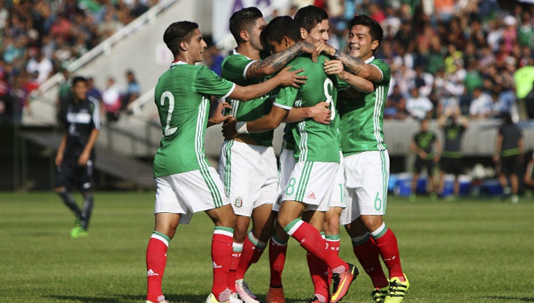 Jugadores del Tri festejan gol contra el Zacatepec