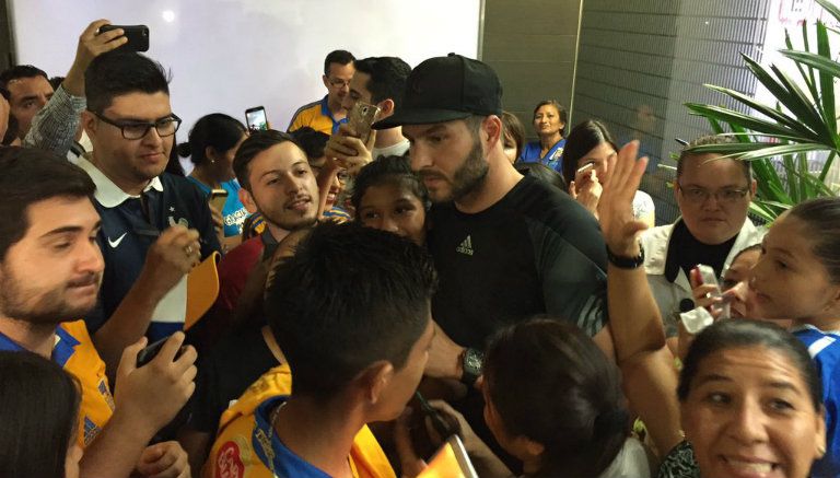 André-Pierre Gignac posa con los aficionados de Tigres