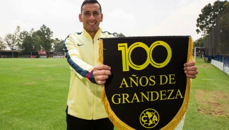 Rubens Sambueza con el banderín de América en el Centenario