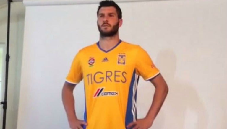 Gignac posa con la nueva camiseta de los Tigres