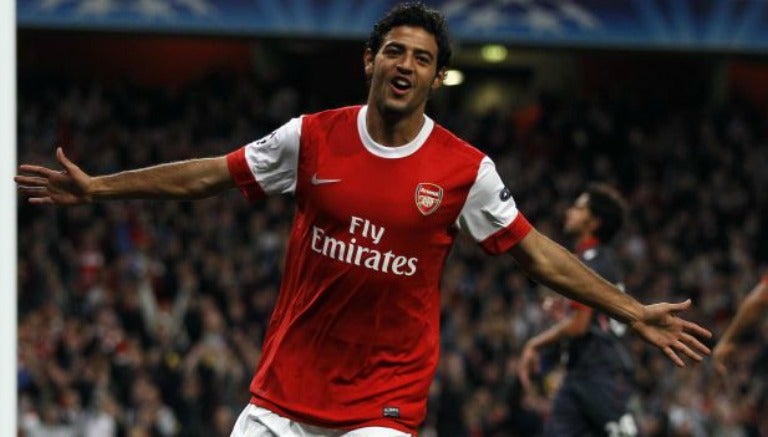 Carlos Vela celebra uno de sus tantos con la playera de Arsenal