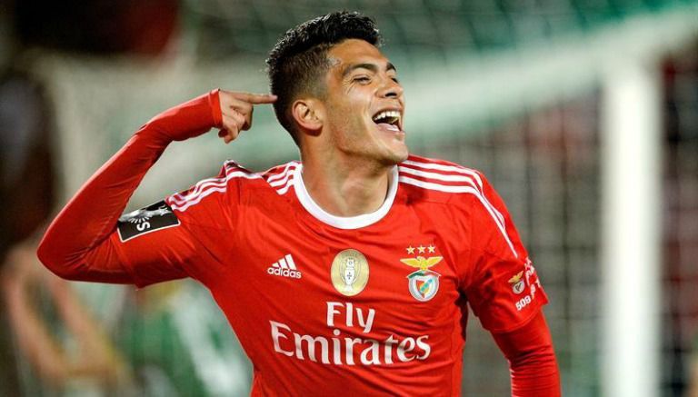 Raúl Jiménez festeja un gol con el Benfica