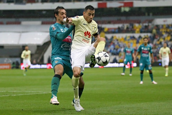 Rubens Sambueza disputa el balón en el duelo frente a Chiapas