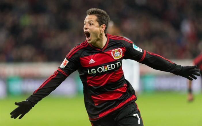 Chicharito celebra gol con Leverkusen