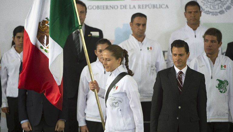 Momento en que Daniela Campuzano Chávez recibe la bandera