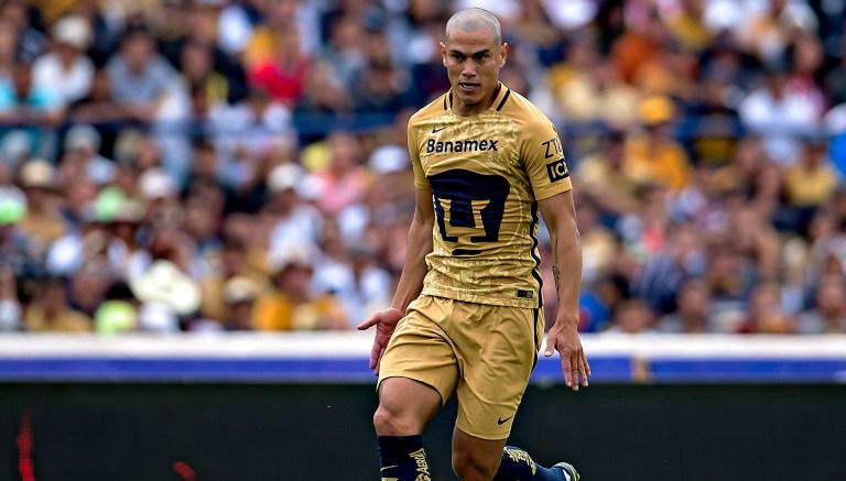 Darío Verón en un partido de Pumas