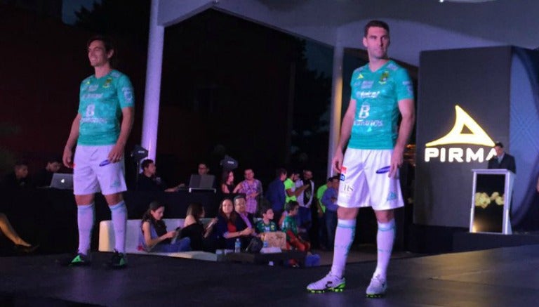 Jugadores de León posan con el nuevo jersey de local