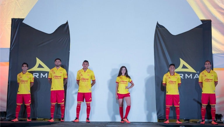 Los jugadores de Monarcas posan para la foto con el nuevo uniforme de local