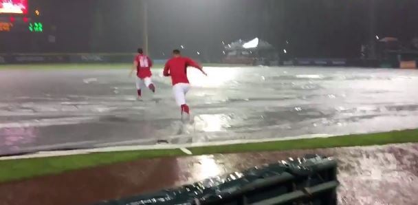 Jugadores de los Diablos Rojos juegan en la lluvia