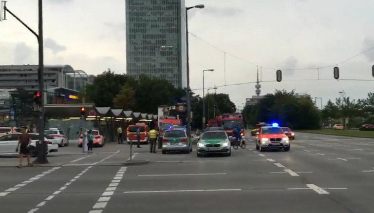 Policía fuera de un centro comercial en Munich