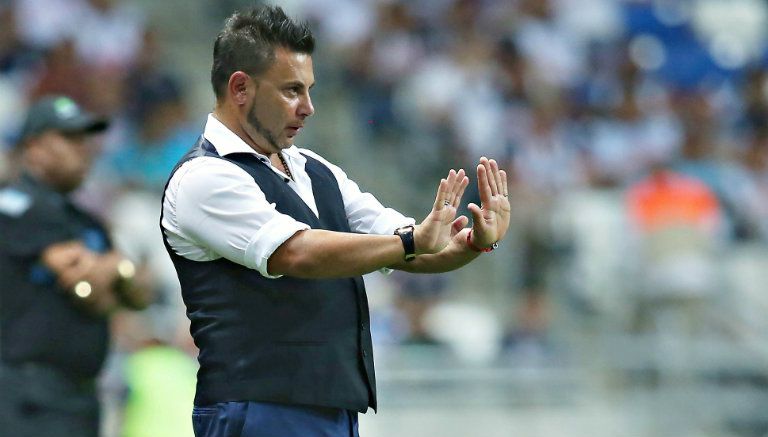 Antonio Mohamed dirige un partido de Rayados