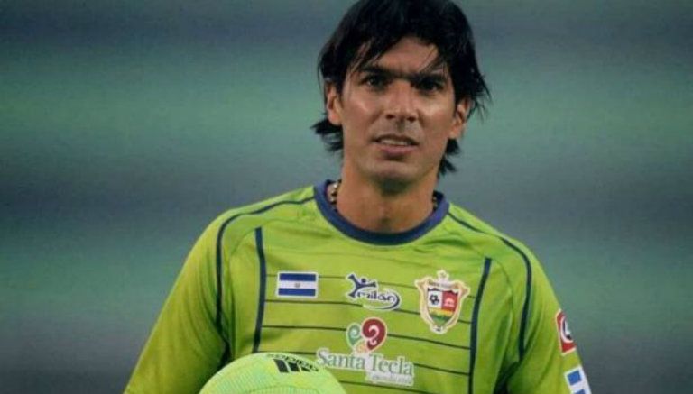 El Loco Abreu con el Santa Tecla de El Salvador